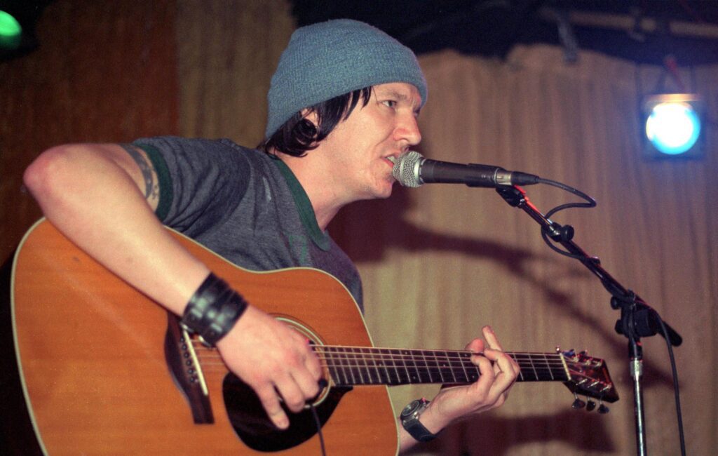 Listen to a new live album of Elliott Smith's first ever solo show from 1994