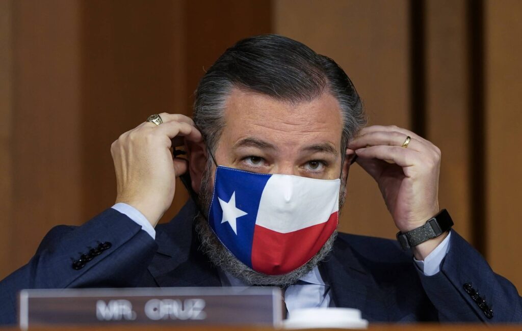Mariachi band plays outside Ted Cruz's house following Cancún trip