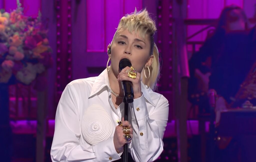 Watch Miley Cyrus cover Dolly Parton in 'SNL' performance