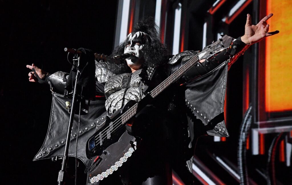 Watch Gene Simmons avoid fall after descending platform malfunctions during KISS gig
