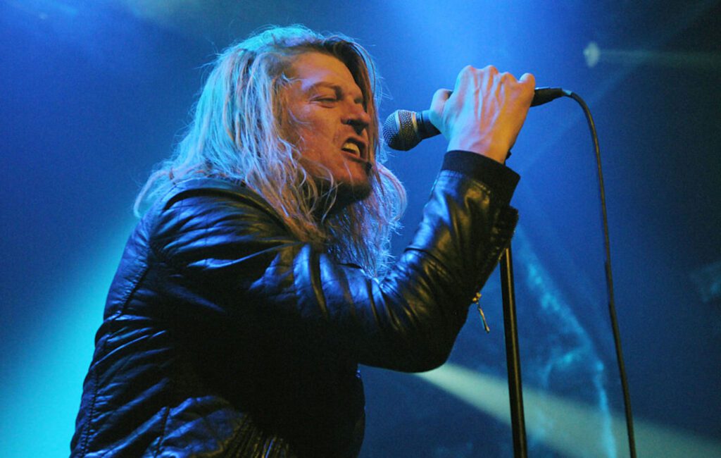 Watch Puddle Of Mudd singer abandon gig after onstage rant about lights
