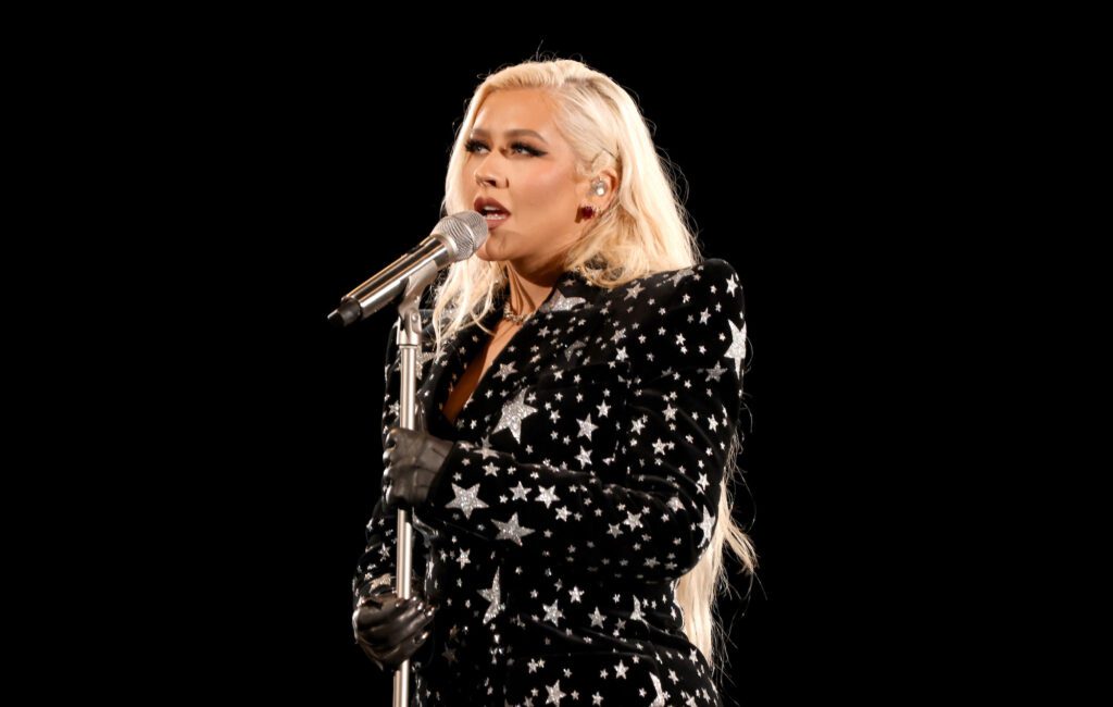 Christina Aguilera plays rock version of 'Genie In A Bottle' at People's Choice Awards