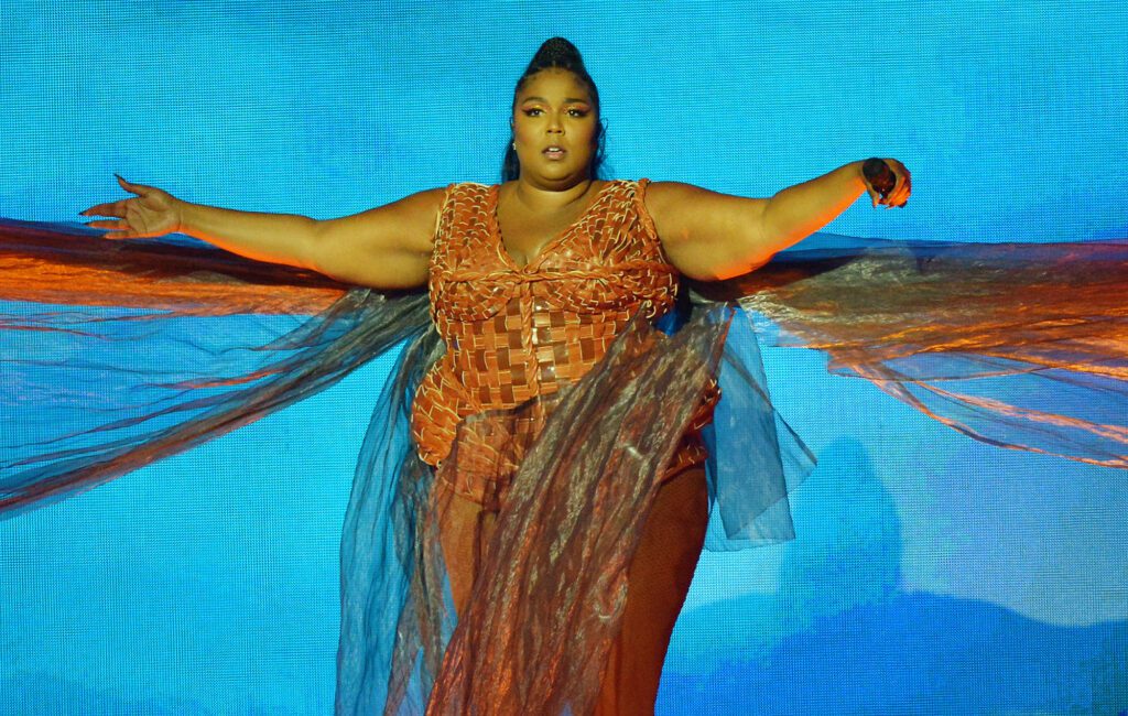 Lizzo calls herself a “body icon”, says she “wasn’t supposed to be a sex symbol”