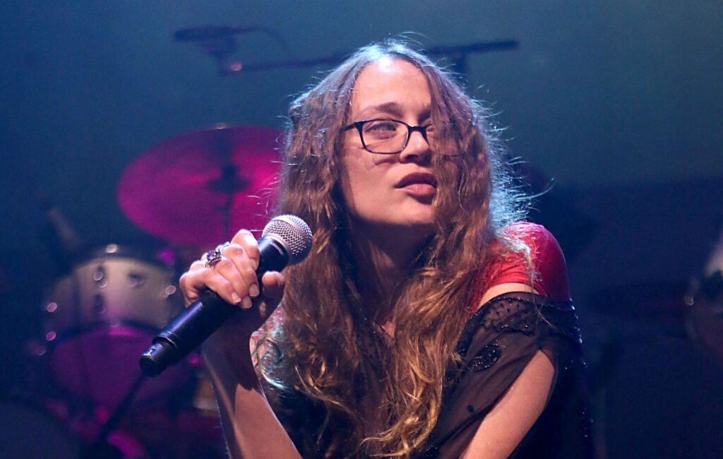 Fiona Apple calls for support for “courtroom justice”