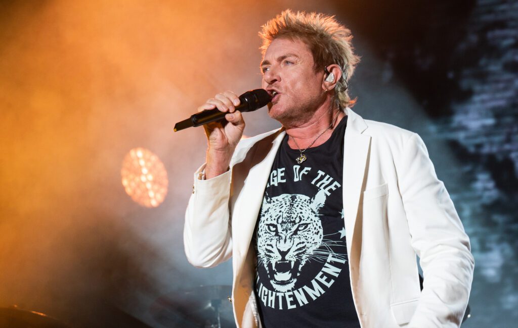 Watch Duran Duran light Capital Tower up in the colours of the Ukrainian flag