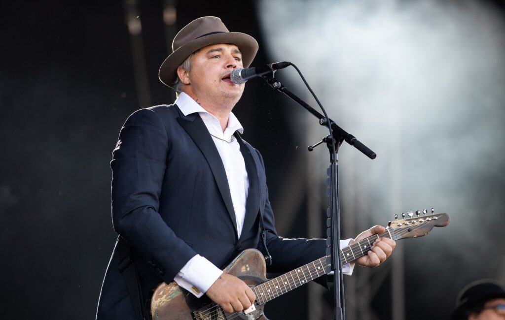 Watch Pete Doherty perform The Pogues’ ‘Dirty Old Town’ in Ukrainian on TV