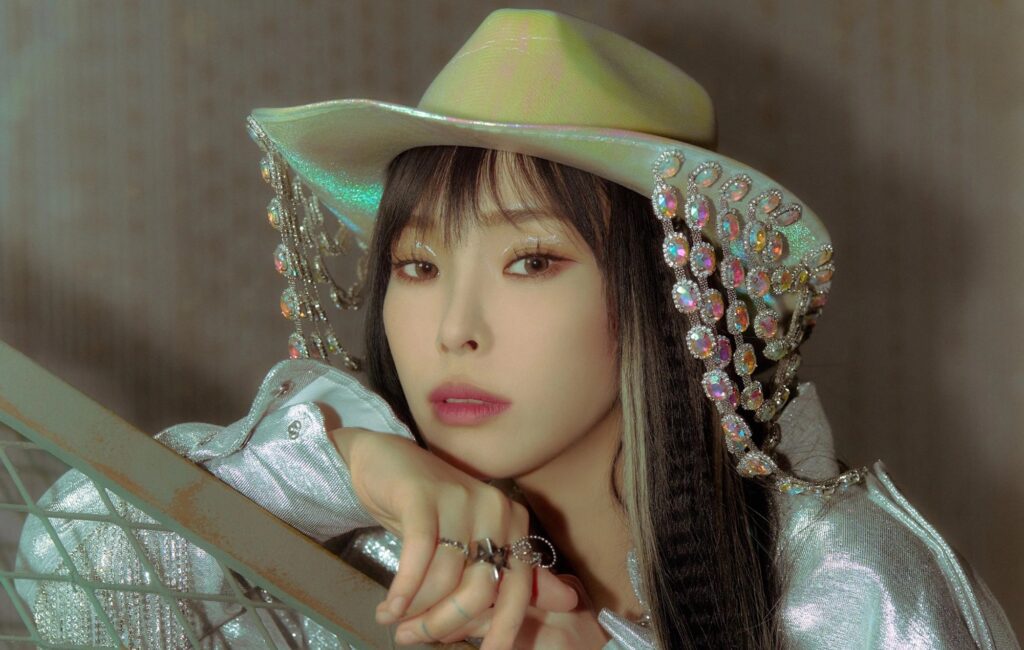 Heize plays a social media influencer in glamorous video for ‘Vingle Vingle’