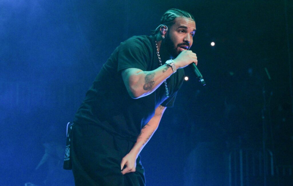 Drake shoves fan who approaches him onstage: “Y’all not doing security?”