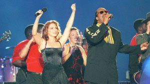 N 345779 001 01/31/99 Miami Super Bowl Xxxiii In Miami. Gloria Estefan And Stevie Wonder Perform At Half-Time.  (Photo By Joe Traver/Getty Images)