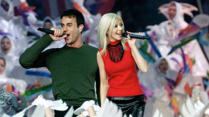 ATLANTA, UNITED STATES:  Singers Christina Aguilera (R) and Enrique Iglesias (L) perform during the halftime show at Super Bowl XXXIV at the Georgia Dome in Atlanta, 30 January, 2000.  (ELECTRONIC IMAGE)  AFP PHOTO/Jeff HAYNES (Photo credit should read JEFF HAYNES/AFP/Getty Images)