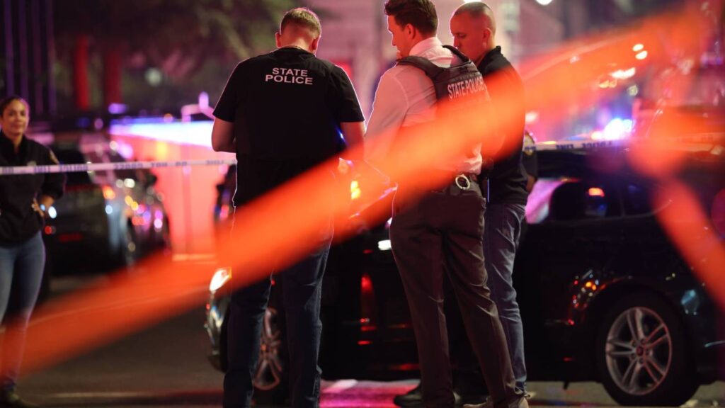 4 Killed, Including Police Officer, in Midtown Manhattan Shooting