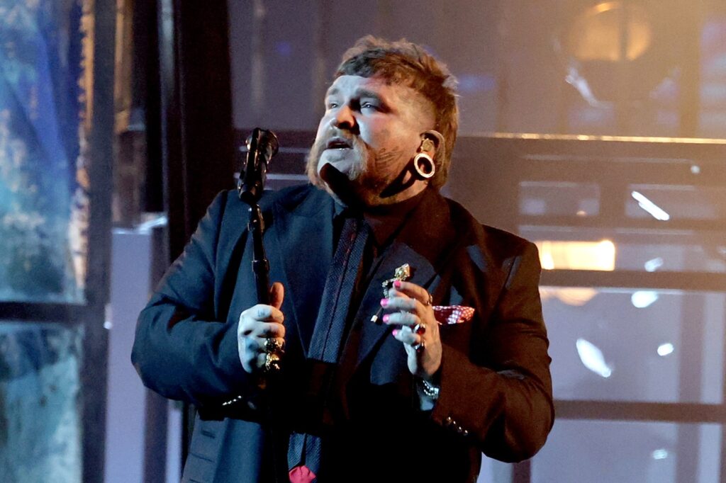 Teddy Swims Delivers Soulful 'Mr. Know It All' Performance at 2026 AMAs