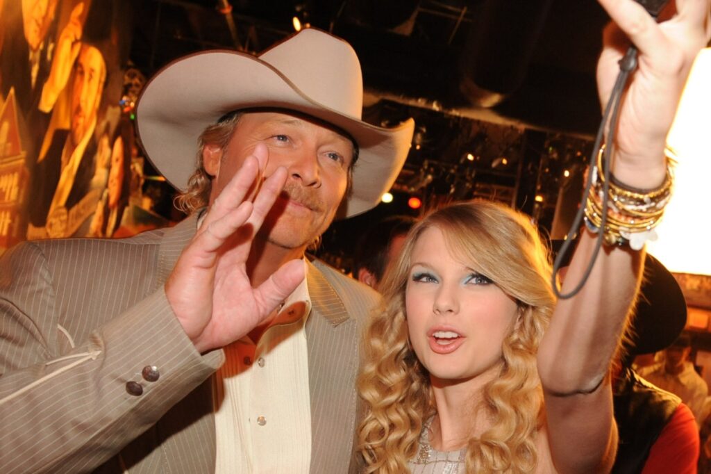 Taylor Swift Honors Alan Jackson at His Final Nashville Concert
